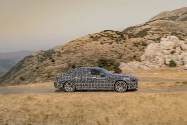 New 2022 BMW i7 electric limo teased in official “spy shots”
